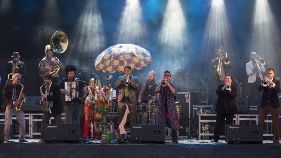 La Orquesta Internacional de Vetex convirtió este viernes el aparcamiento del Palacio de Festivales en el escenario de una fiesta.