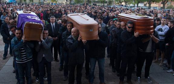 Amigos y familiares, acompañados de miles de zamoranos, portan los féretros de los tres montañeros a la entrada de la iglesia en la que se ofició el funeral.