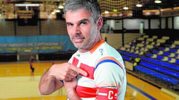 El cántabro Javi Matía, con el brazalete de capitán, en el Pabellón Central de Cartagena.