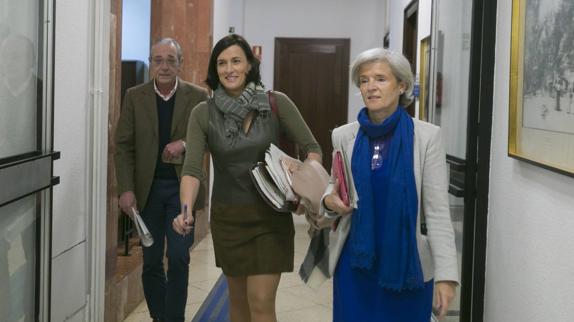 Ana González Pescador, con la alcaldesa Gema Igual y el concejal de Personal, Pedro Nalda, en los pasillos del Ayuntamiento.