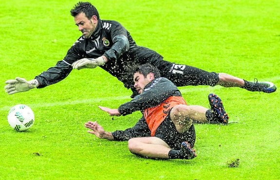 Iván Crespo y Abdón Prats, portero y delantero centro, pugnan por un balón durante una sesión de esta semana en La Albericia. :: javier cotera