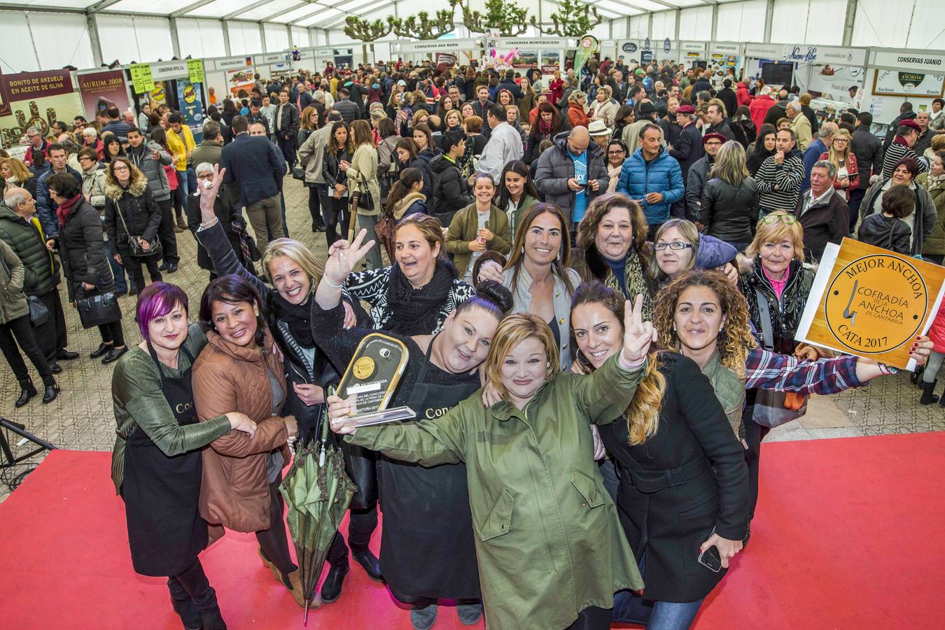 Ana María Fernández (en el centro con un abrigo verde) celebró el premio con todas sus empleadas, ya que «sin ellas esto no sería posible»