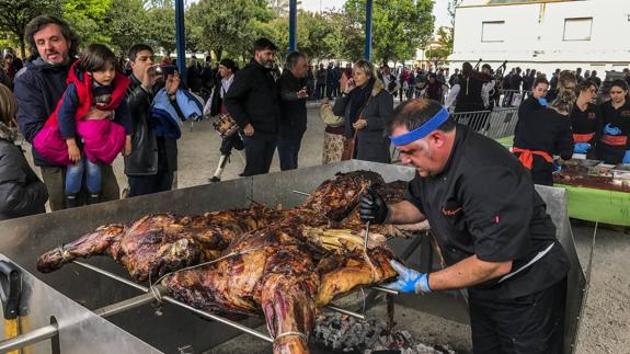 El Parque de Cros fue el escenario de la comida popular que congregó a cientos de personas en la jornada de ayer