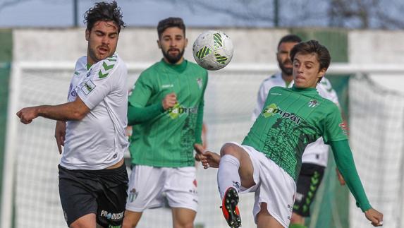 Prats se retiró con molestias musculares. El delantero no estuvo cómodo durante todo el partido.