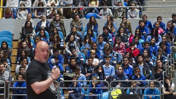 Iñaki Zubizarreta se dirige a los estudiantes participantes en la Jornada contra el acoso escolar organizada por el Ayuntamiento de Santander.