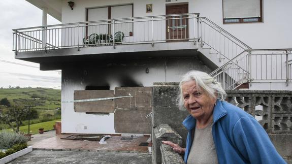La vecina de la mujer herida, Milagros González, muestra la casa siniestrada en Suances.
