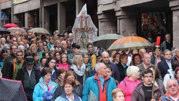 Cientos de devotos acompañaron a la Virgen.