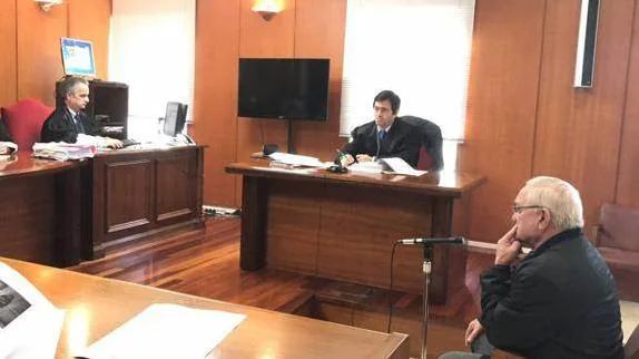 El acusado de agresión sexual a una niña de cinco años, cuya condena está nominada a los premios, durante el juicio celebrado en enero en la Audiencia de Cantabria.