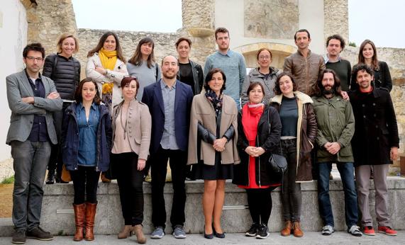 La alcaldesa de Santander y la concejala de Cultura, junto al director de la FSC y los representantes de los siete proyectos premiados en 'Cultura Emprende'. 