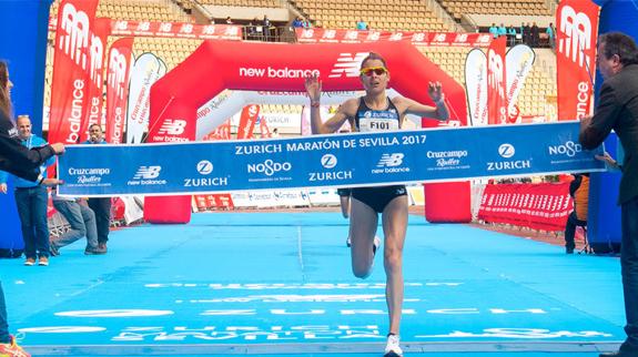 Paula González entra ganadora en el pasado Maratón de Sevilla.