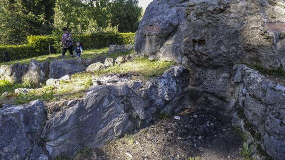 El monumento a los pueblos sufrió daños causados por una hoguera hecha junto a él. 