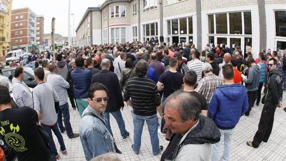 Los aspirantes, antes de acceder al interior del Mercado Nacional de Ganados.