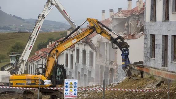 Maquinas pesadas, con largas plumas, demolieron una a una las 214 viviendas, terminadas pero no habitadas.