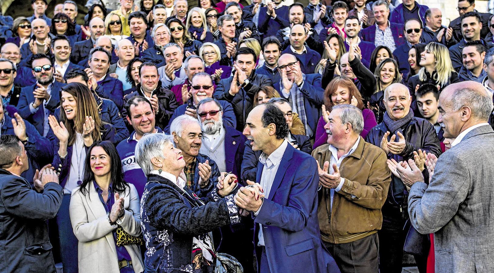 Ignacio Diego y sus afines, en un acto de campaña.