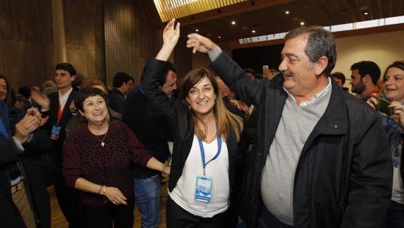 María José Sáenz de Buruaga y Gonzalo Piñeiro, celebrando el resultado del Congreso del PP el pasado mes de marzo.