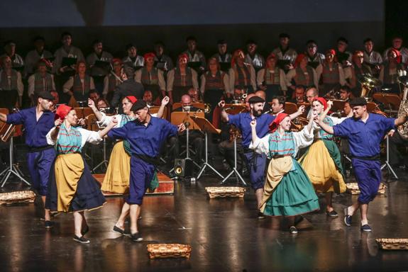 La Coral Salvé y la Banda Municipal de Música de Santander, unidas en la interpretación de temas de 'La Galerna' y 'La Costurerita', de ambiente pejino. 