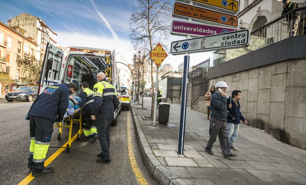Un trabador de la construcción es atendido tras sufrir un accidente laboral en Santander.