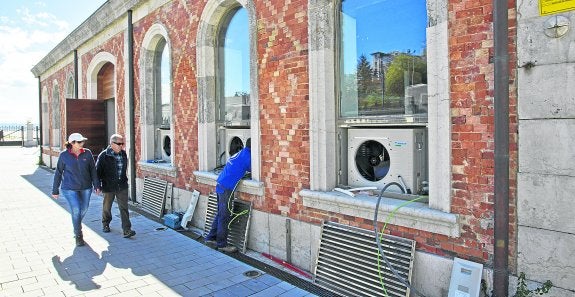 Ya están en marcha las obras de adecuación de la caseta de bombas del dique de Gamazo para convertirla en restaurante.   