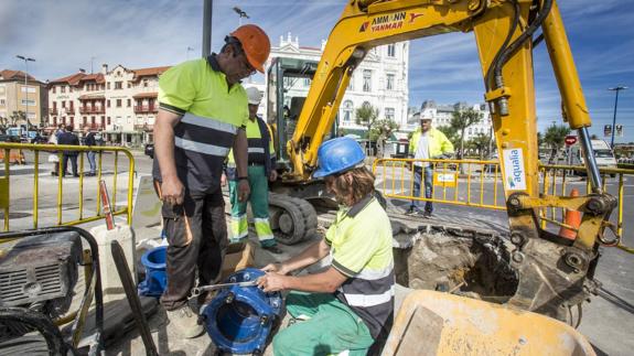 Operarios rematando, este lunes, las obras de renovación de la red de abastecimiento en la calle Joaquín Costa.