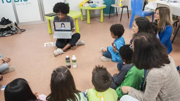 La fotógrafa brasileña Angelica Dass impartió un taller para los niños de Afamundi, Asociación de Familias para la Ayuda a la Adopción en el Mundo.