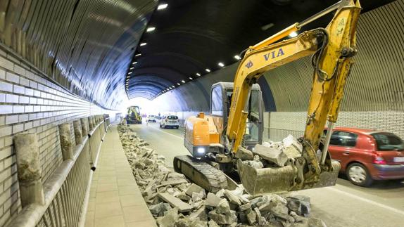 Imagen del interior del túnel de Tetuán con los trabajos para ensanchar una de las aceras. 