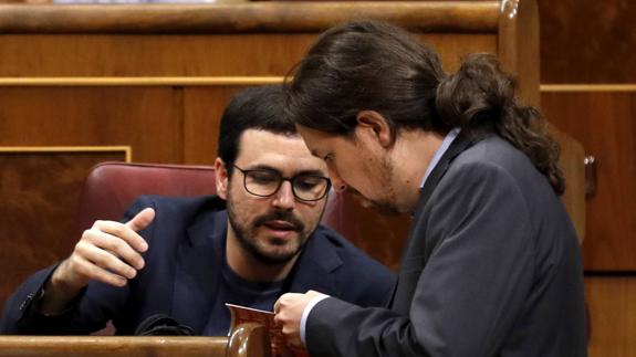 Garzón, a la izquierda, junto a Pablo Iglesias en el Congreso.