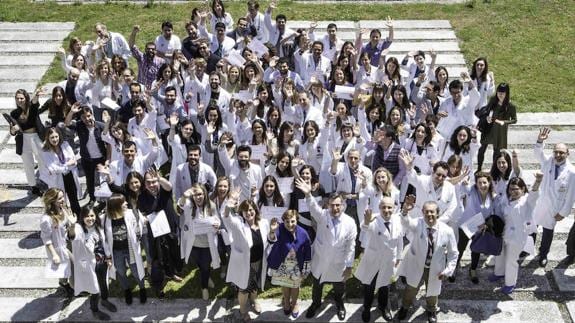 Foto de despedida de los residentes más veteranos de Valdecilla, junto a la consejera de Sanidad, el equipo directivo del hospital y los tutores