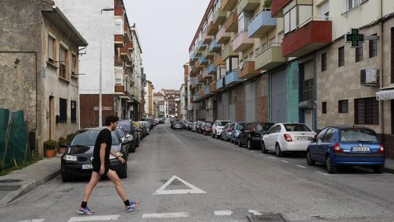 Un hombre camina entre el Paseo del Niño y la calle José Gutiérrez Alonso. 