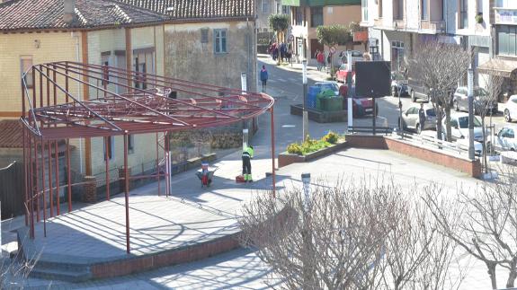 Escenario y plaza de la Pontanilla en Los Corrales de Buelna