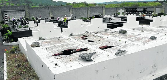 El cementerio de El Astillero ha sufrido recientemente una serie de daños producto que han afectado a las lápidas, aunque se tratan, según el Ayuntamiento, de hechos aislados. 