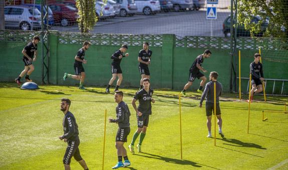 Santamaría encabeza la  fila en un ejercicio durante un  entrenamiento en La Albericia. 