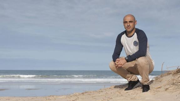 Pablo Gutiérrez posa en la playa de Somo.