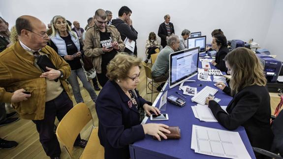 La demanda para obtener pases y tarjetas es constante desde el pasado jueves. 