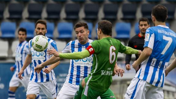 El delantero blanquiazul Óscar Briz, durante uno de los partidos de competición regular en El Malecón.