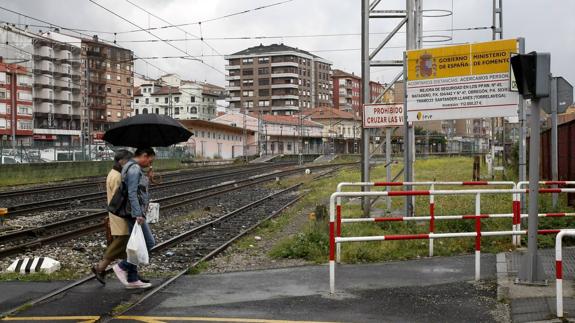 Uno de los muchos lugares por donde los vecinos deben cruzar las vías pasa pasar de un lado a otro de la ciudad.  