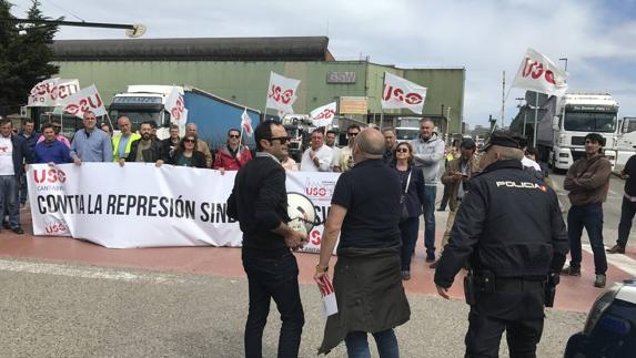 Un centenar de personas "bloquea" el acceso a GSW por el despido de dos sindicalistas