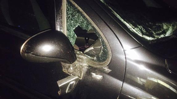 El cristal de la ventanilla junto al retrovisor reventó como consecuencia del impacto, que dejó su marca en la puerta