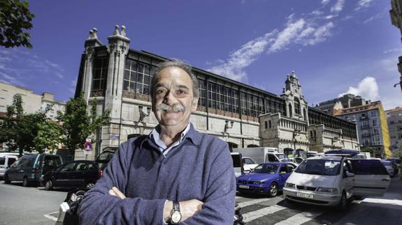 El concejal posa ante el Mercado de la Esperanza, en la mañana de ayer