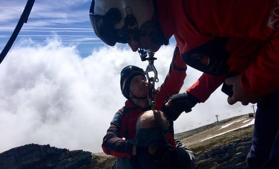 Momento del rescate con la grúa del helicóptero.