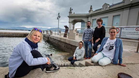 Voluntarios de Cantabria Actúa. De izquierda a derecha, Wendi Parthoens, Macu Azpiazu, Carlos Zabala, Pilar Machín y Fátima Figuero.
