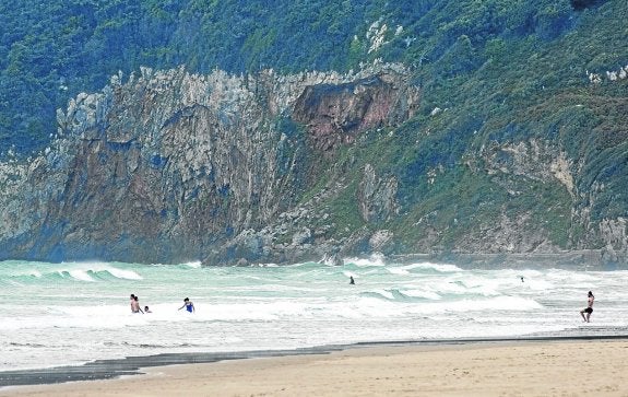 Cada año el arenal santoñés debe pasar un 'examen' para obtener la Bandera Azul. 