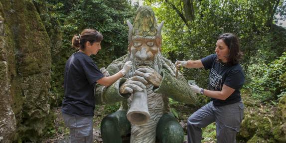 Iratxe y Victoria dan los últimos retoques esta semana a la escultura del Ojáncano, la figura más deteriorada. 