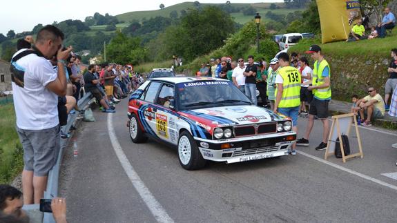 El cántabro Óscar Martinez, con su Lancia Delta Integral, ayer en la salida del tramo que atravesó la localidad de Hermosa.