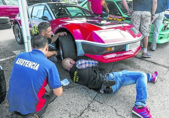 Organización y Guardia Civil revisan los bajos de uno de los coches participantes. ::  sane