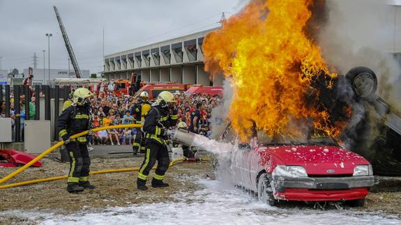 Uno de los simulacros más espectaculares de la jornada fue la extinción de un fuego que devoraba un coche. Los bomberos lograron sofocarlo rápidamente. 