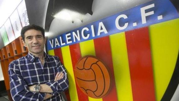 Marcelino posa en el vestuario del Valencia en Mestalla