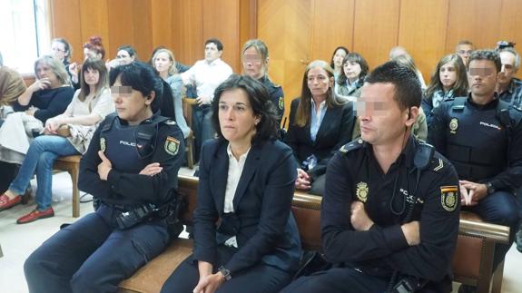 Las dos acusadas, una de ellas sentada en el centro en la primera fila y la otra, justo detrás, durante el juicio de este lunes. 