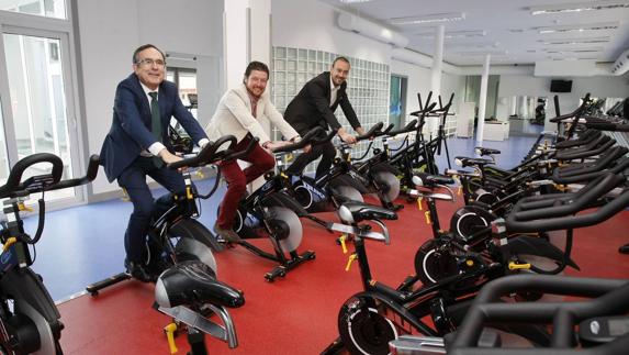 El alcalde, José Manuel Cruz Viadero, Jesús Sánchez y López Estrada, hace unos días, durante su visita a las nuevas instalaciones de La Lechera.
