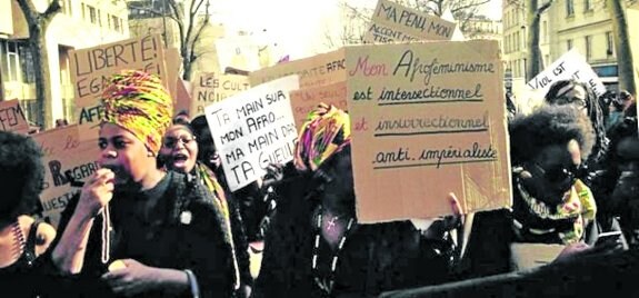 Activismo femenino y negro. El cartel anunciador del festival (arriba). El Colectivo Mwasi lleva tres años en las calles francesas. :: DM