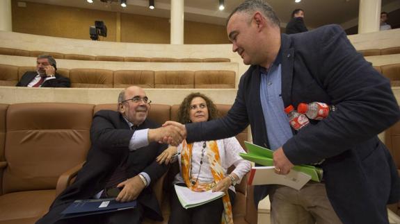 Teresa Noceda, sentada al lado de Jesús Oria, ayer, saludan a José Miguel Ferández Viadero en el Pleno del Parlamento de Cantabria.